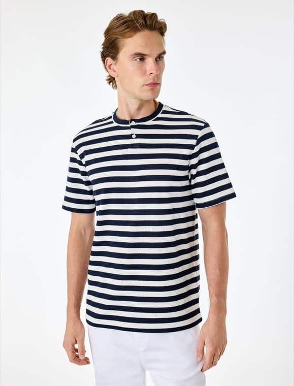 Regular Fit Kısa Kollu Düğmeli Henley Yaka Çizgili Tişört